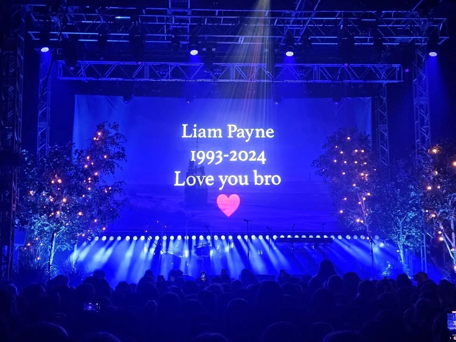 Zayn Malik Pays Emotional Tribute To Liam Payne During Tour Kickoff