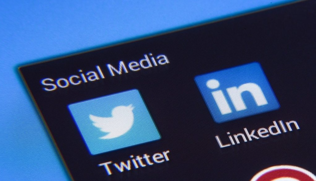 How to Link Your LinkedIn Profile to Twitter