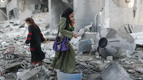 Hamas makes hostage pledge but demands changes to US Gaza ceasefire plan Hamas makes hostage pledge but demands changes to US Gaza ceasefire plan