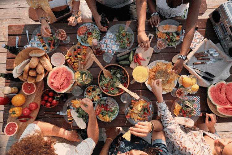 How to Host a Chill Dinner Night That Doesn’t Revolve Around Booze How to Host a Chill Dinner Night That Doesn’t Revolve Around Booze