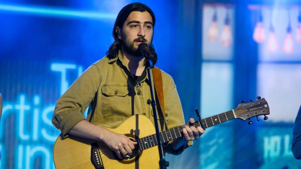 Noah Kahan Siblings: Meet Anastasia, Richard and Simon