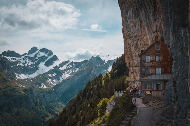How to Find the Best Spot in a Mountain Restaurant How to Find the Best Spot in a Mountain Restaurant