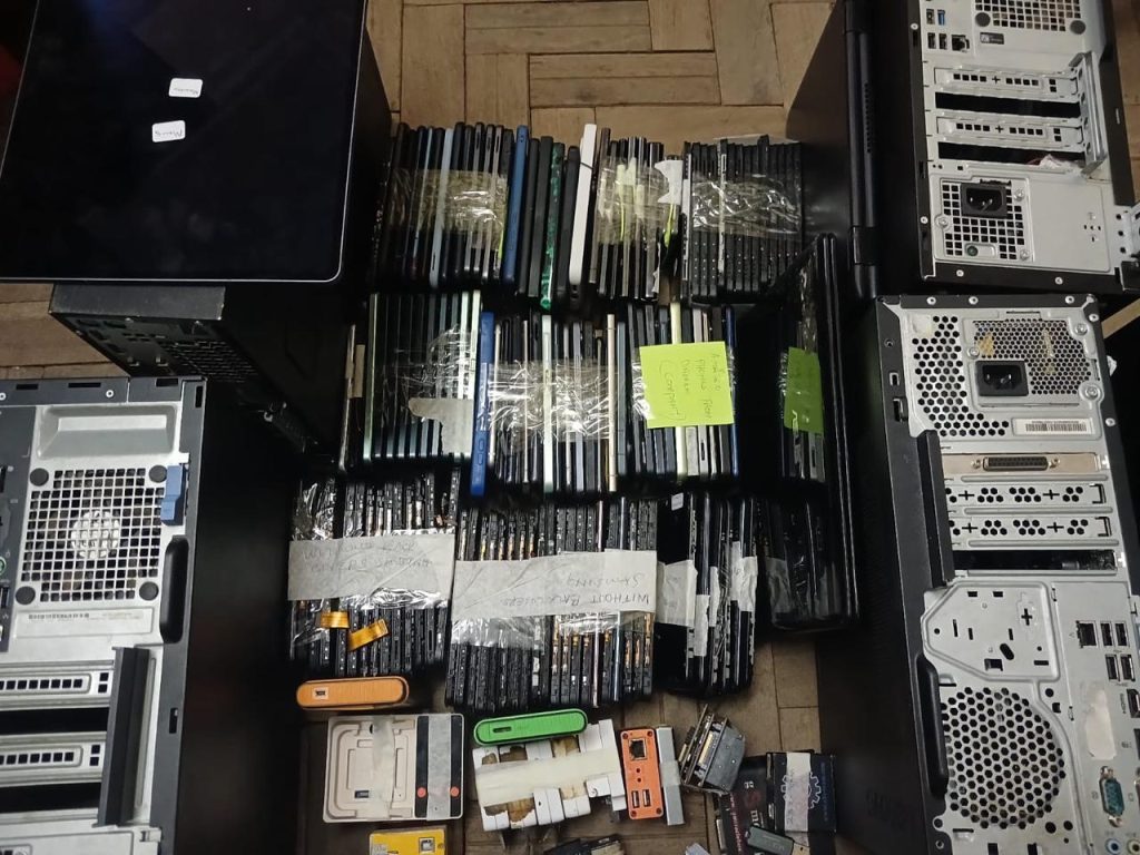 Police bust new phone heist ring in Nairobi CBD, recover dozens of stolen devices Police bust new phone heist ring in Nairobi CBD, recover dozens of stolen devices