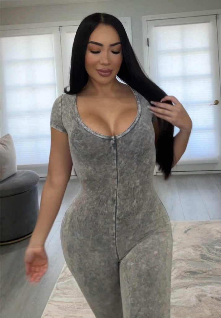 Dafne Gisselle Bravo, widely known as Gisselle Bravo, is a Mexican-born television host, model, and sports anchor. She was