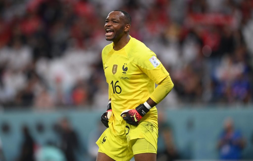 Ex-France goalkeeper Mandanda calls time on club career