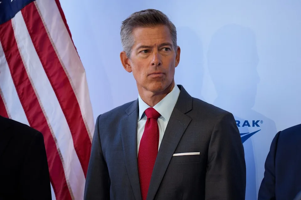 US Transportation Secretary threatens to fire absent air traffic controllers