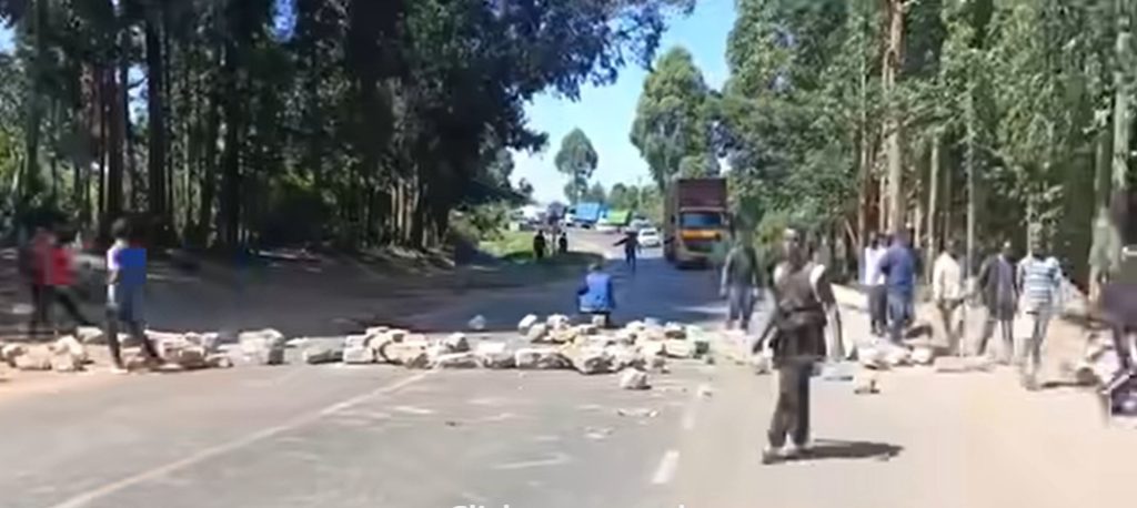 Chaos in Nyansiongo, Nyamira County as Group Blocks Road During Ward By-Elections Chaos in Nyansiongo Nyamira County as Group Blocks Road During Ward By-Elections