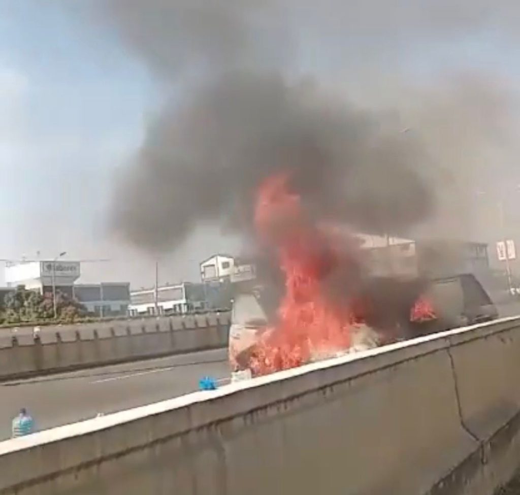 Traffic disrupted on Nairobi Expressway after vehicle fire Traffic disrupted on Nairobi Expressway after vehicle fire