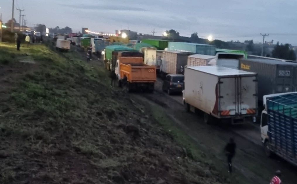Chaos as motorists spend night on Nairobi-Nakuru highway after traffic snarl-up in Gilgil