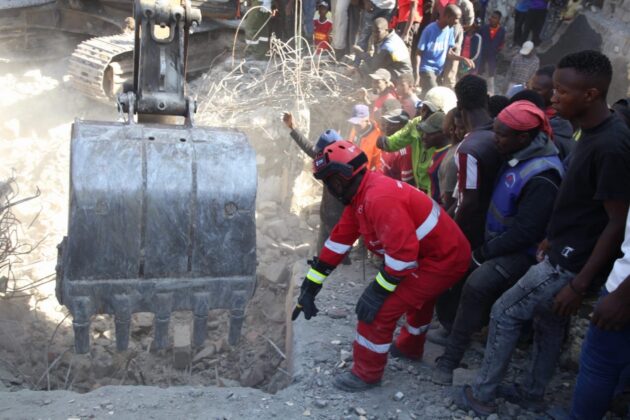 4 people dead, many trapped after building collapse in Shauri Moyo, Nairobi 4 people dead, many trapped after building collapse in Shauri Moyo, Nairobi