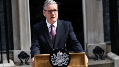 Keir Starmer announces his resignation as UK prime minister