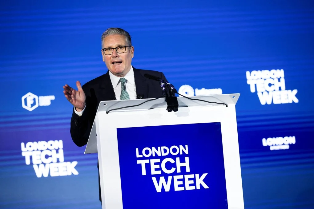 Starmer tells Apple and Google to ban nude images 