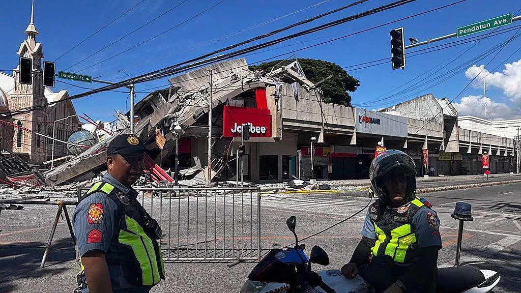 At least 32 dead after major earthquake strikes southern Phi