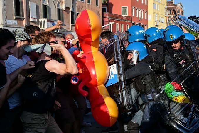 Venice protesters clash with police as Trump envoy’s mega yacht crashes their party Venice protesters clash with police as Trump envoy’s mega yacht crashes their party