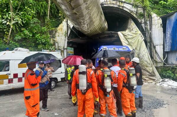 Tunnel collapse in India kills 12 workers Tunnel collapse in India kills 12 workers