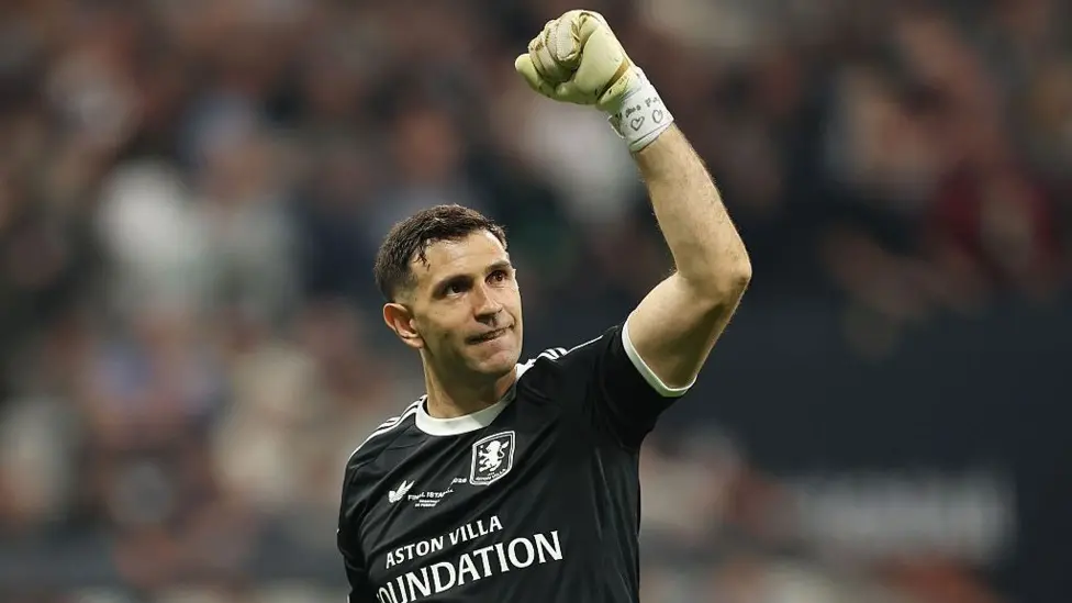 Emiliano Martinez Arrives in London to Sign Two-Year Chelsea Deal Emiliano Martinez Arrives in London to Sign Two-Year Chelsea Deal
