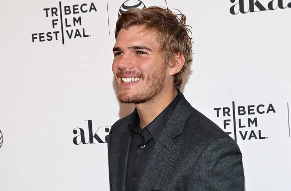Chris Zylka Net Worth - Kahawatungu