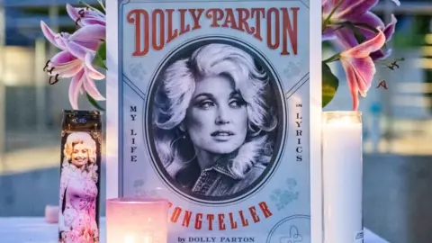 Dolly Parton laid to rest alongside husband in Nashville Dolly Parton laid to rest alongside husband in Nashville
