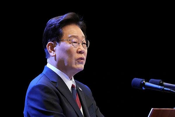 South Korea proposes talks to officially end war with North South Korea proposes talks to officially end war with North