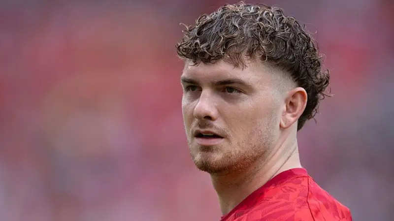 Valencia sign Liverpool’s Elliott on loan