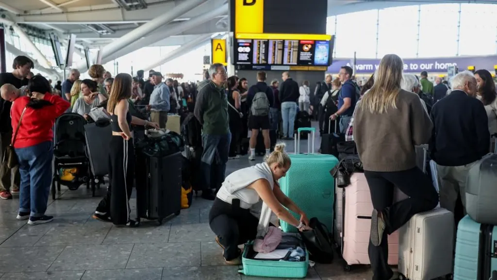 More flights delayed after hundreds cancelled by air traffic control glitch
