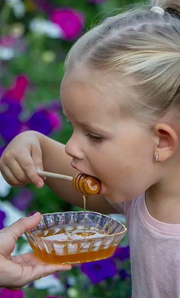 How to Introduce Honey to a Baby How to Introduce Honey to a Baby