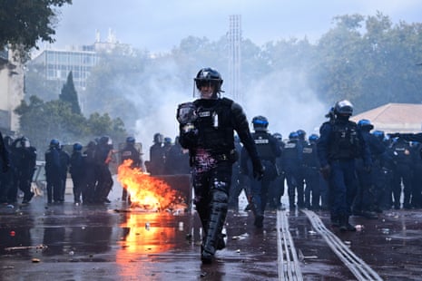 Almost 1,000 arrested as clashes follow another day of mass protests across France